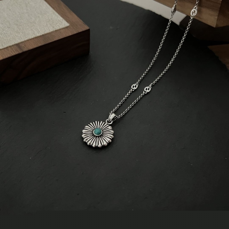 G*u*i necklaces